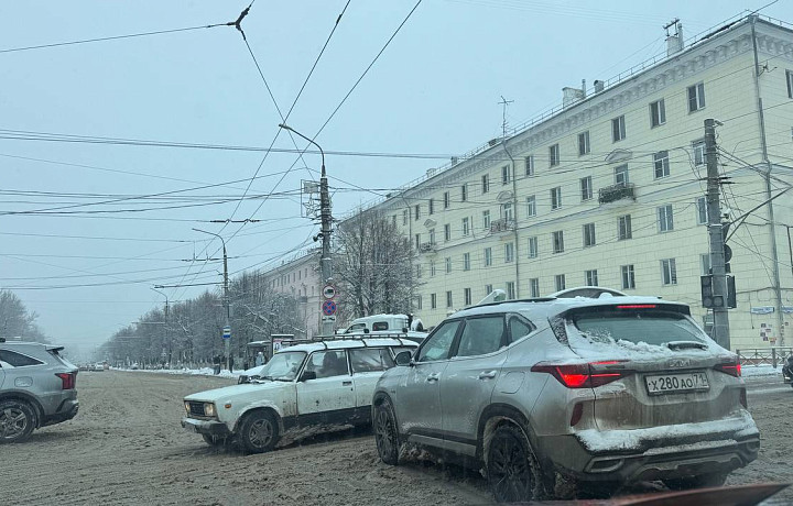 У автовокзала в Туле образовалась огромная пробка из-за неработающего светофора