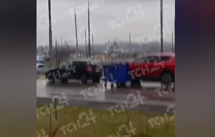 На улице Маргелова в Туле укатившийся из-за ветра мусорный контейнер повредил два автомобиля