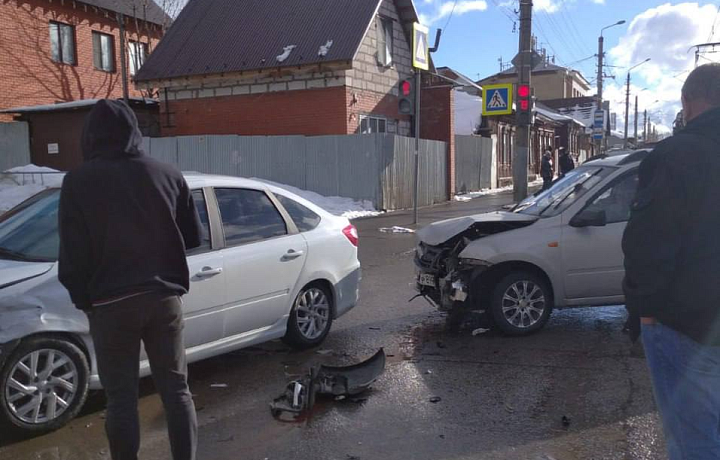 На перекрестке улиц Оборонной и Льва Толстого в Туле произошло ДТП — ТСН 24