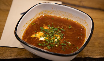 Француз в восторге от селедки под шубой, а гватемалец — от борща: что иностранцам нравится в русской кухне и почему шеф-повар называет ее «честной»