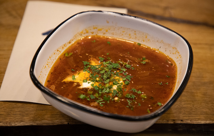 Француз в восторге от селедки под шубой, а гватемалец — от борща: что иностранцам нравится в русской кухне и почему шеф-повар называет ее «честной»