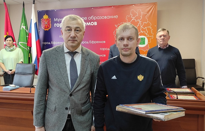 Сергей Балтабаев вручил жителям Ефремова награды за спасение людей после взрыва