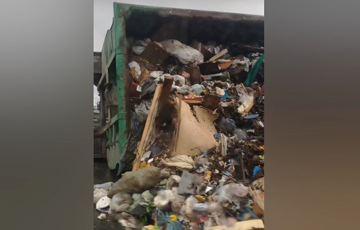 В Алексине перевернулся мусоровоз на трассе М-2