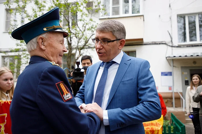 Тульские кадеты и студенты поздравили ветерана Великой Отечественной войны с наступающим Днем Победы