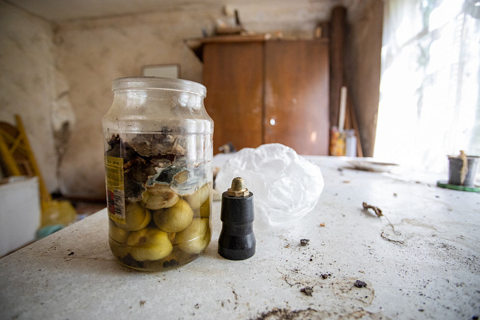 «Дыры в стенах закрываем куртками»: как жители аварийного дома в Щекинском районе пять лет ждут расселения