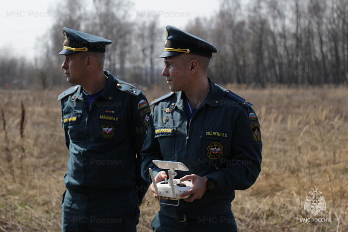 Сотрудники МЧС во время рейда в Туле поймали женщину, сжигавшую сухую траву