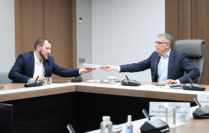 Губернатор Миляев поддержал фотовыставку алексинца, посвященную участникам СВО