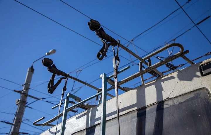 В Туле машина натянула оборвавшийся провод и хлестанула им трех пешеходов: одна пострадавшая подала в суд на «Тулгорэлектротранс»