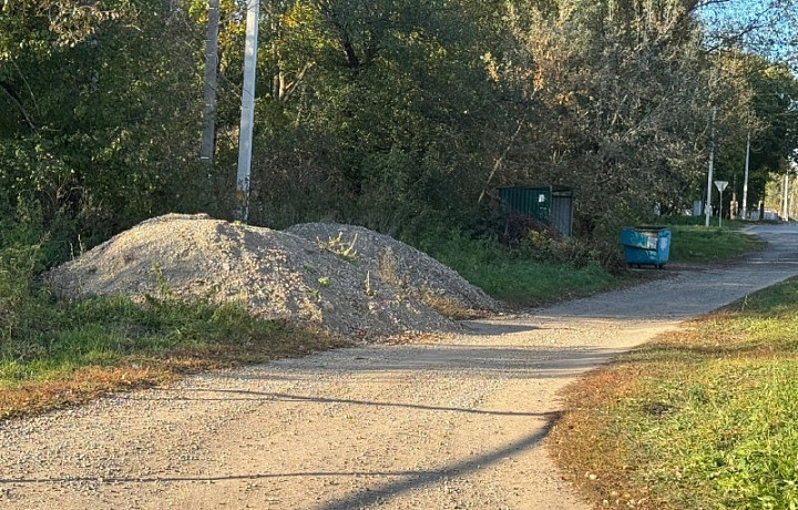 «Там стандартами и ГОСТами даже близко не пахнет»: жители Воловского района удивлены ремонтом дороги – она стала совсем узкой, не разъедутся две машины