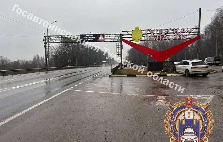 Водитель Audi слетел с дороги и въехал в стелу на трассе М-2 под Тулой