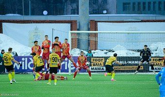 «Арсенал» выиграл один раз за шесть матчей и идет десятым, но все еще может зацепиться за стыки: как так?