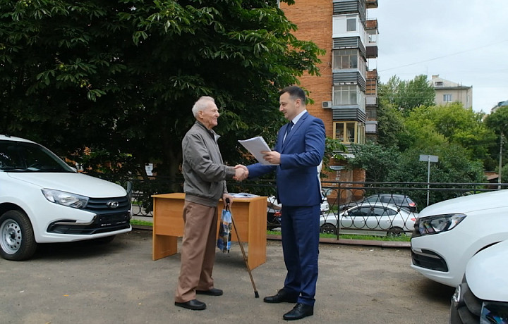 Тулякам, пострадавшим на производстве, вручили автомобили