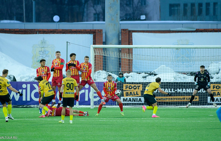 «Арсенал» выиграл один раз за шесть матчей и идет десятым, но все еще может зацепиться за стыки: как так?