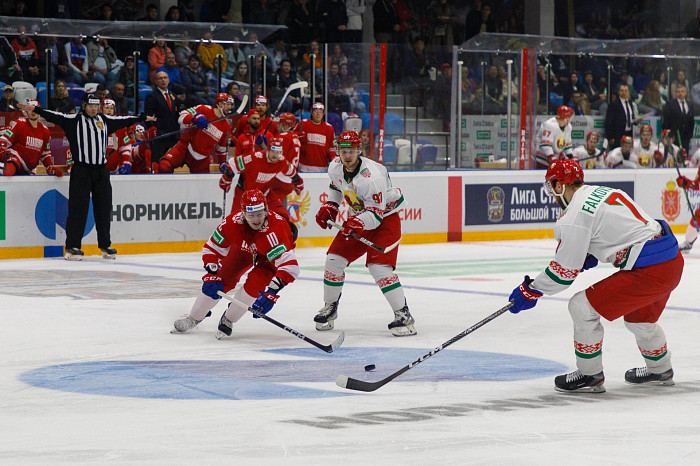 Фоторепортаж: как прошел матч между национальными сборными России и Беларуси