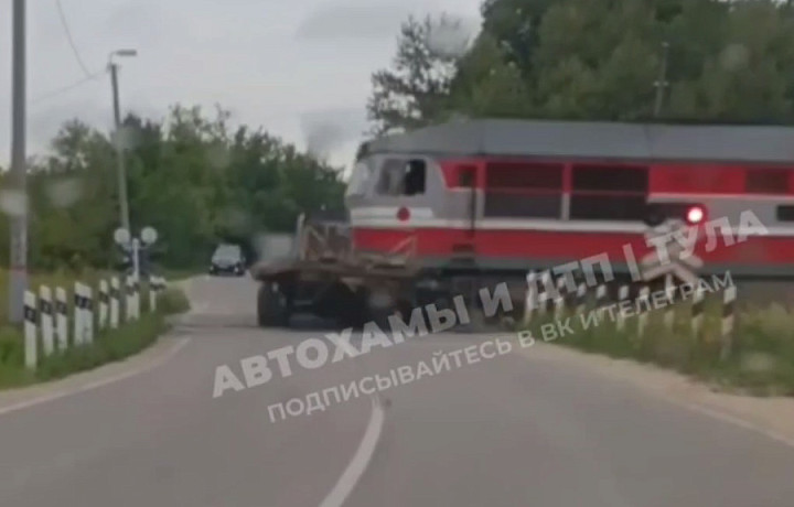 ﻿Момент ДТП с поездом и грузовиком на ж/д переезде в Тульской области попал на камеру