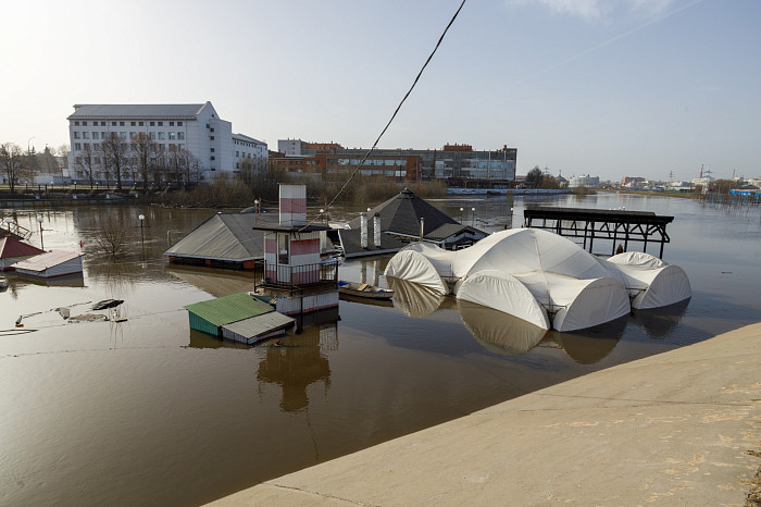 Заплыв у детского городка, затопленное кафе и завораживающая водная гладь: фоторепортаж с набережной в центре Тулы