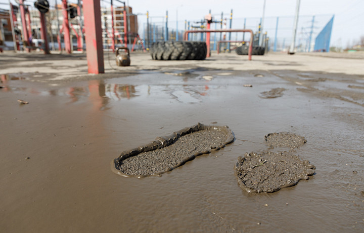 Пролетарская набережная Тулы после «большой воды»: грязь, мусор, коряги – уборка уже идет