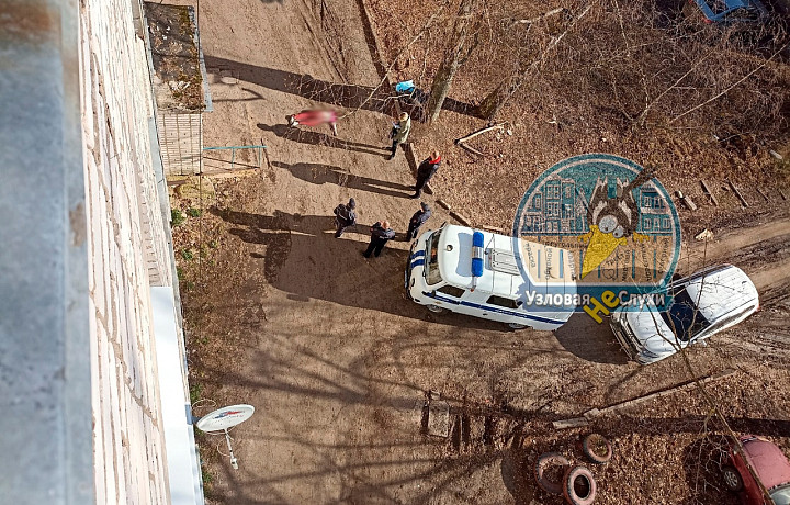 В Узловой Тульской области из окна квартиры на пятом этаже выпала и разбилась женщина