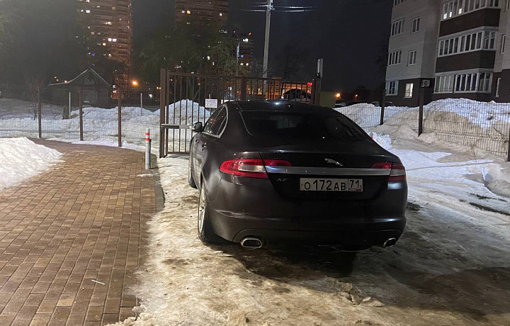 Брошенный Jaguar третий день не позволяет выехать со двора жителям микрорайона на Зеленстрое в Туле