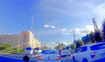 В Туле на проспекте Ленина автоледи справила нужду на проезжей части