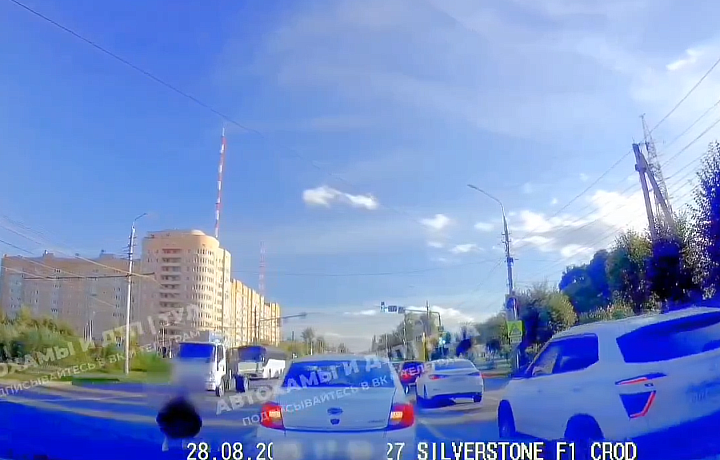 В Туле на проспекте Ленина автоледи справила нужду на проезжей части