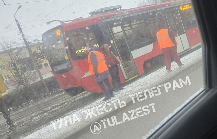 Трамвай сошёл с рельс на Зеленстрое в Туле