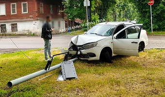 Водитель «Лады» снёс светофор на улице Луначарского в Туле