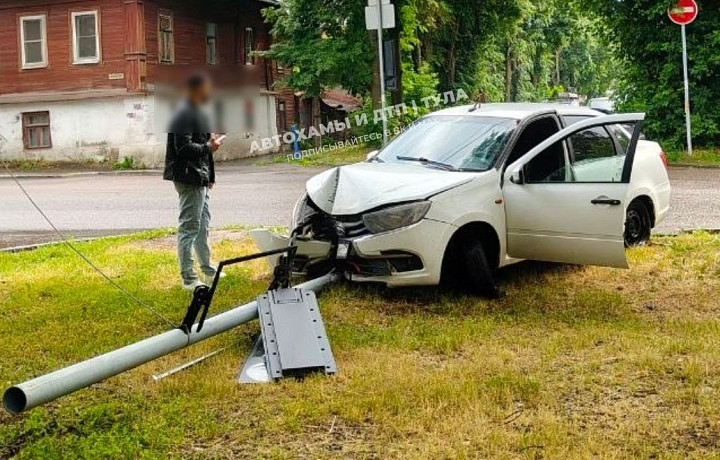 Водитель «Лады» снёс светофор на улице Луначарского в Туле
