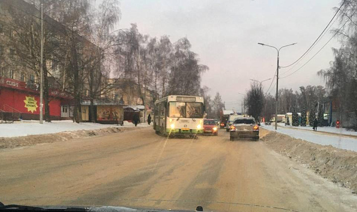 Улица Гагарина в Туле встала в пробке из-за автобуса