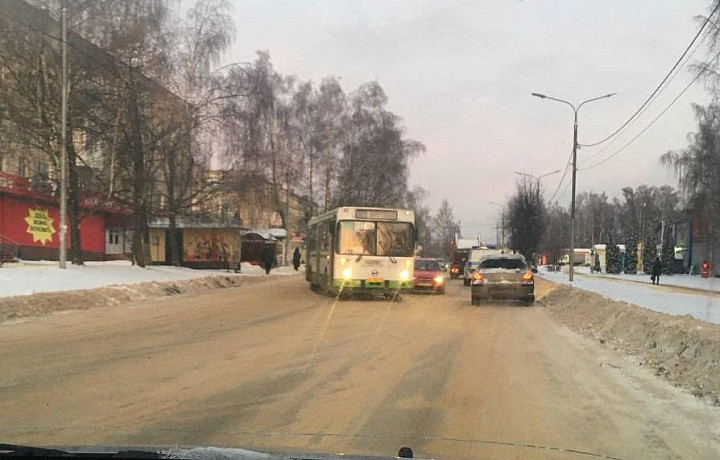 Улица Гагарина в Туле встала в пробке из-за автобуса