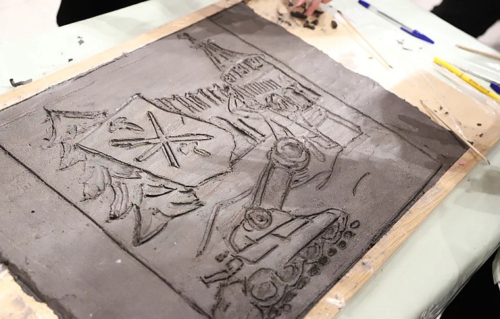 Тульские школьники изготовили фрагменты керамического панно к 80-летию Победы