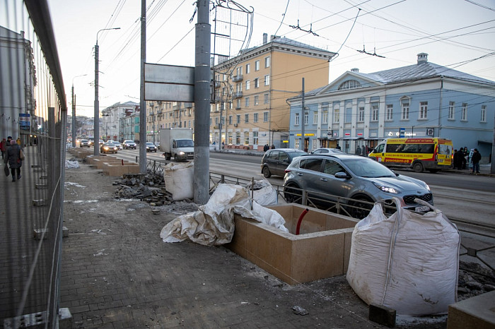 У центра «Родина» на проспекте Ленина в Туле начали устанавливать модули для деревьев