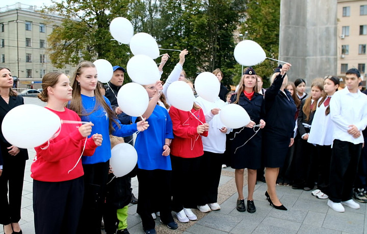 На площади Победы в Туле в небо запустили белые шары: так дети почтили память жертв теракта в Беслане
