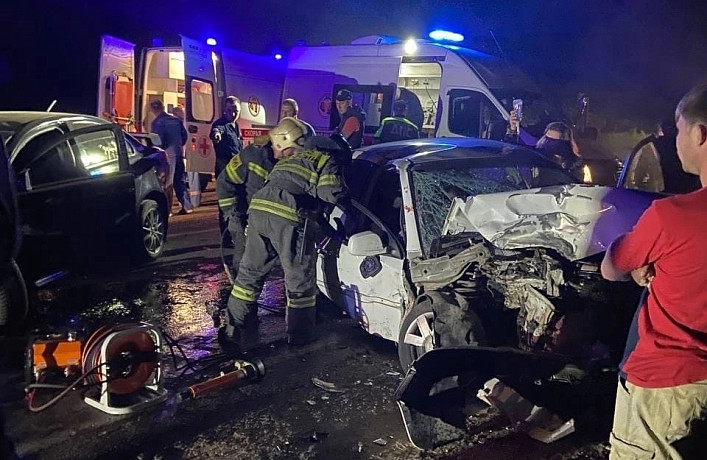«Шевроле» и «Мицубили» столкнулись в Узловском районе: пострадал минимум один человек