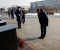 В Туле на площади Победы губернатор Алексей Дюмин возложил цветы к Вечному огню