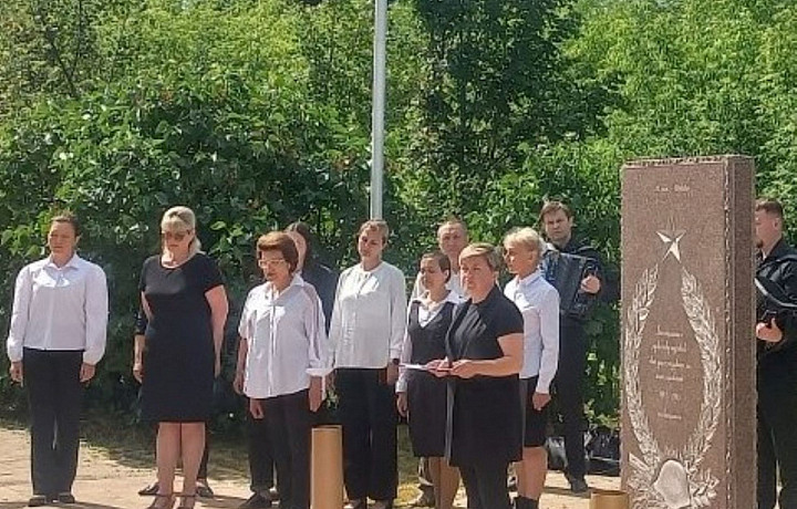 В округах Тулы прошли торжественные возложения цветов