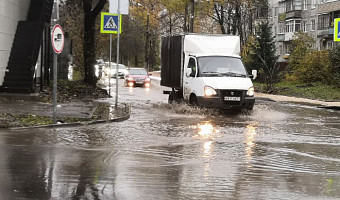 В Туле на Новомосковской улице случился потоп