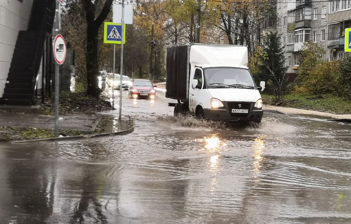 В Туле на Новомосковской улице случился потоп