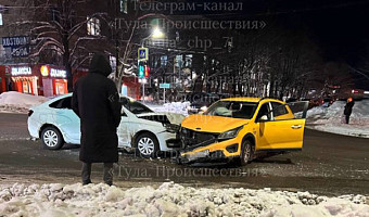 ДТП с участием такси произошло на перекрестке улиц 9 мая и Смидович в Туле