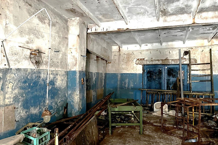 Остались стеклоблоки, граненые стаканы, фотообои и бюст Ленина: под Тулой продают заброшенную советскую спортбазу