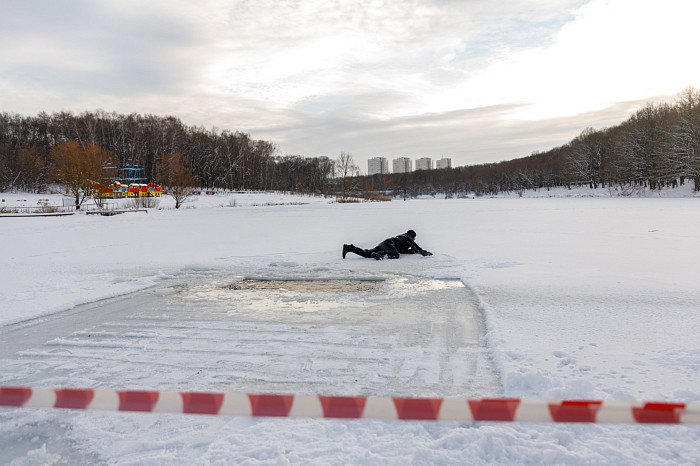 Тульские спасатели провели тренировку по спасению людей из водоемов