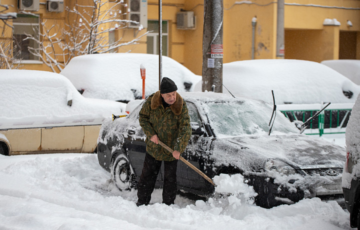 Цепи, лопаты и коврики: как вытащить застрявшую в снегу машину