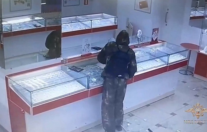 МВД опубликовало видео налета на ювелирный салон в Узловой