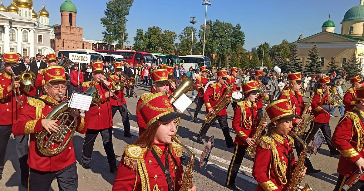 Песня 9 мая проходит парад оркестры играют. Парад оркестров. Парад Екатеринбург оркестр. Шашка на параде. Парад оркестров старый Оскол.