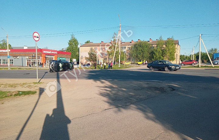 На Веневском шоссе под Тулой произошло ДТП: одна машина перевернулась