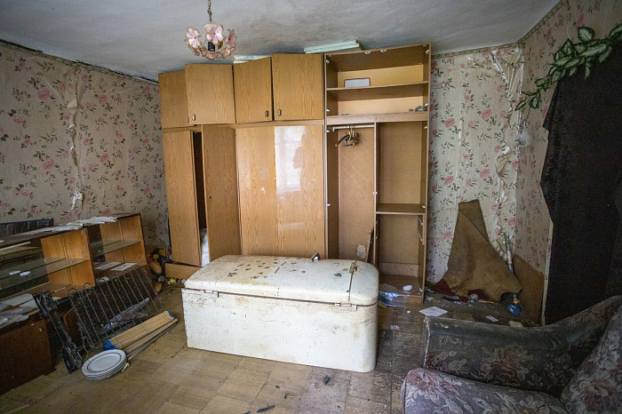 «Дыры в стенах закрываем куртками»: как жители аварийного дома в Щекинском районе пять лет ждут расселения