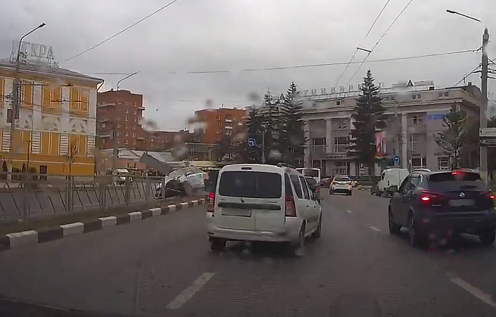 Момент аварии с участием автомобиля каршеринга на улице Советской в Туле попал на видео