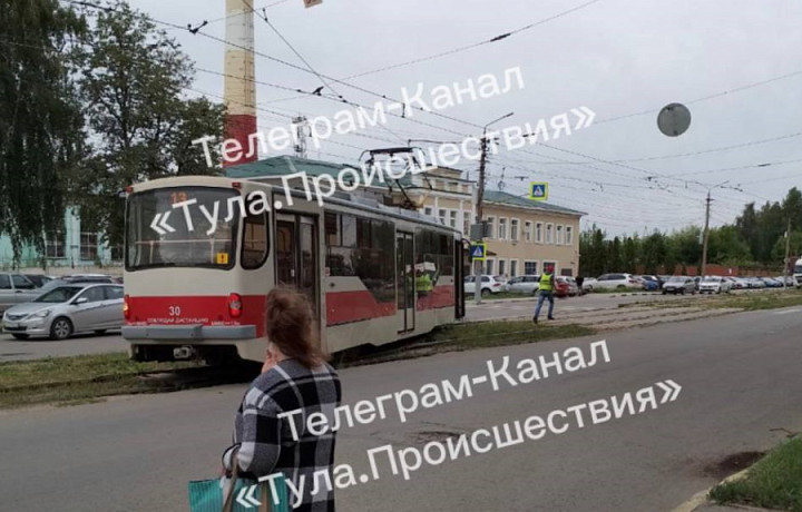 На улице Марата в Туле собралась трамвайная пробка из-за ДТП с легковушкой