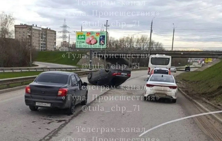 Легковушка перевёрнулась на улице Рязанской в Туле
