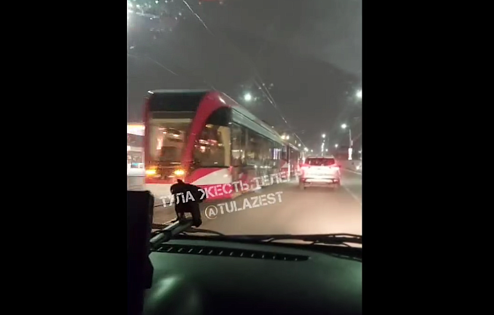 На улице Демидовской в Туле встали трамваи